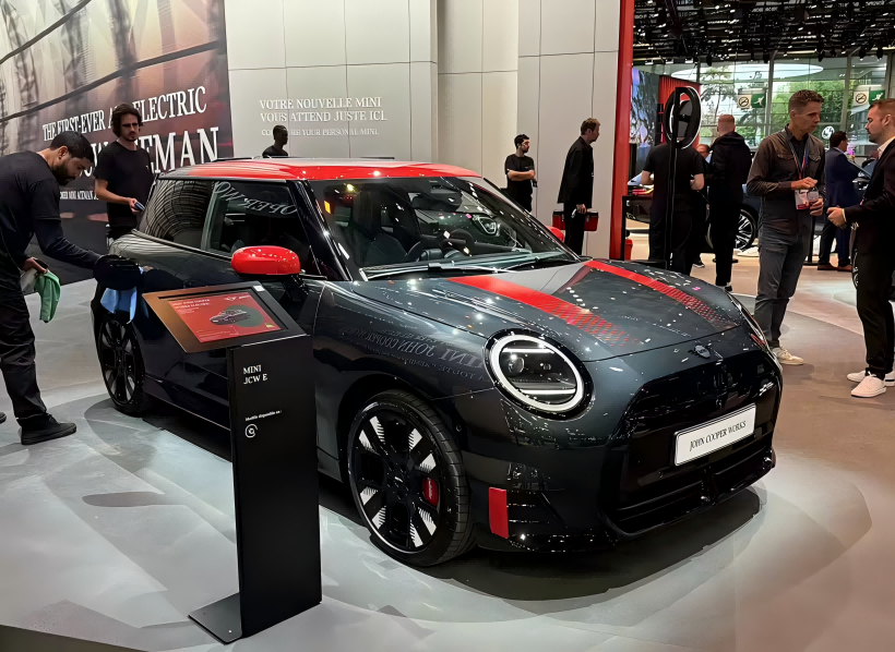 Der in China hergestellte elektrische Mini-Cooper, Aceman JCW setzt zum Start ein