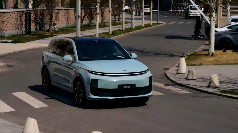 Offizielle Bilder des neuen Ideals L6 werden ihr Debüt in der Shanghai Auto Show geben. Es wird einen brandneuen LiDAR einnehmen und einen verbesserten Chip haben.