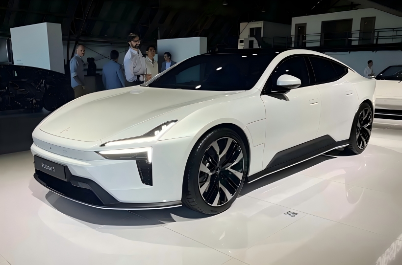 Der Polestar 5 mit einer maximalen Leistung von 884 PS wird im September auf der Internationalen Automobilausstellung in München sein offizielles Debüt geben.